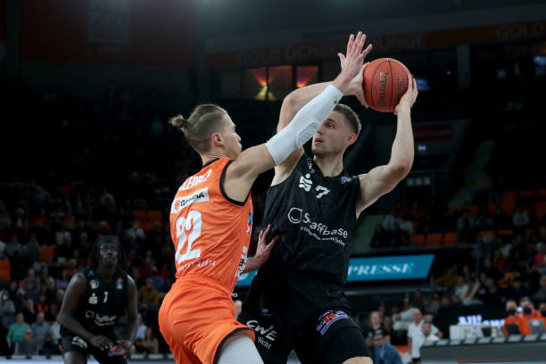 他多次在关 他多次在关